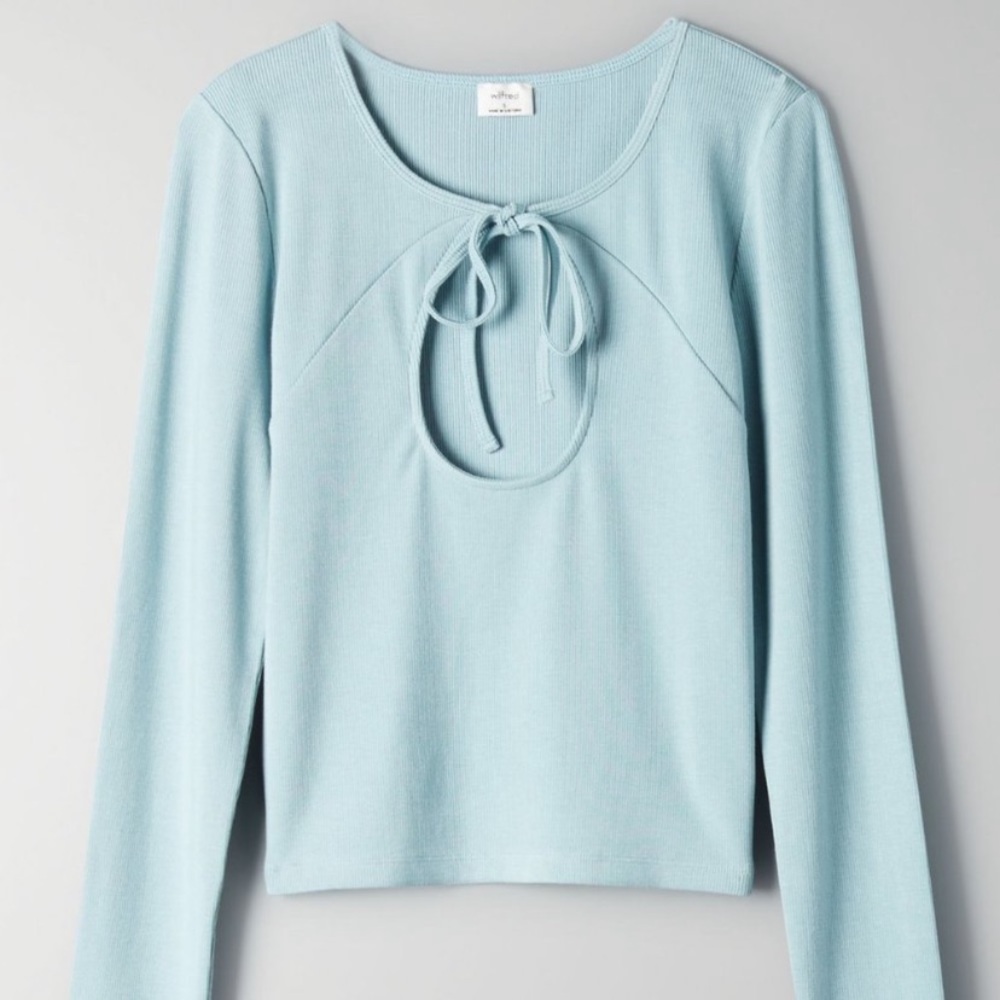 Wilfred long sleeve with key hole in front blue